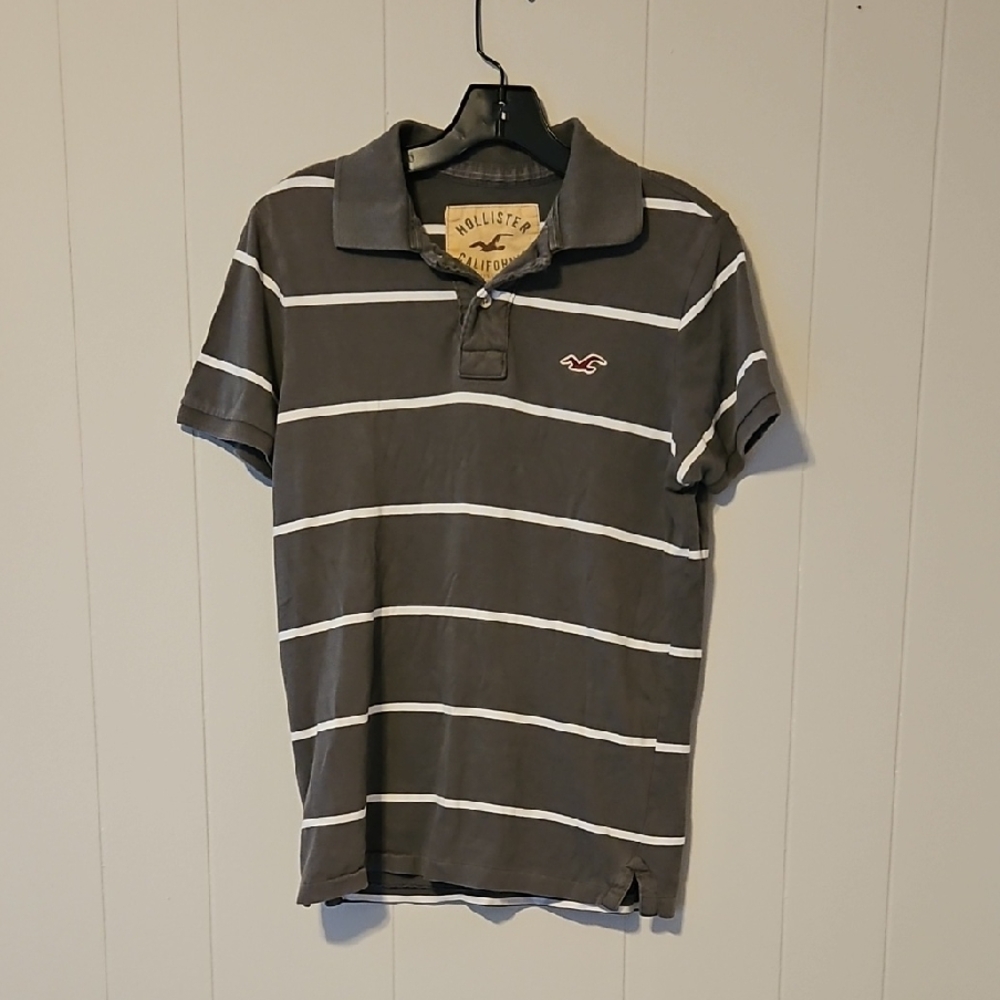 Hollister Men's Polo in Gray and White Stripes